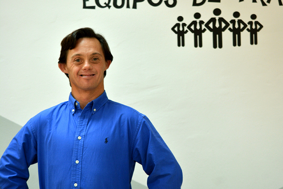 Javier, miembro del equipo de entintado de Picogordo